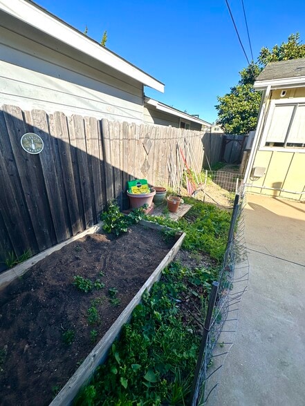 Building Photo - 2101 Sunset Ave