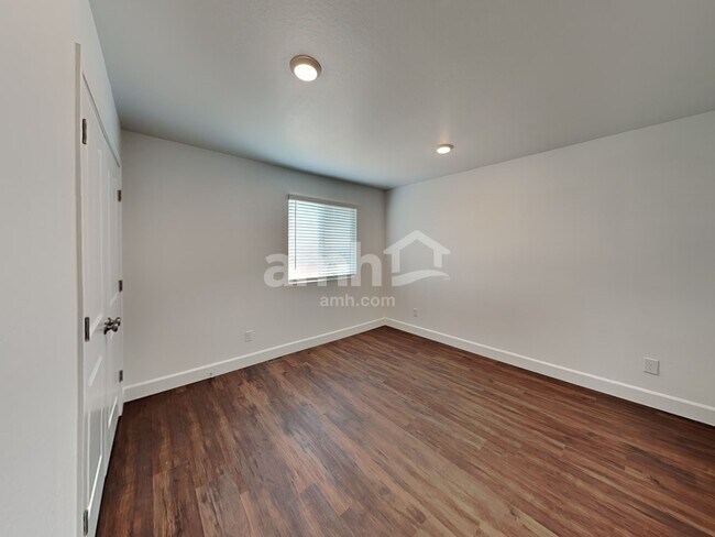 Building Photo - 17141 W Lawrence Ln