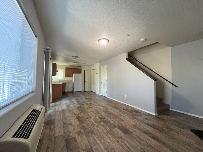 Building Photo - Bright 2-Bedroom Condo with Laminate Floor...
