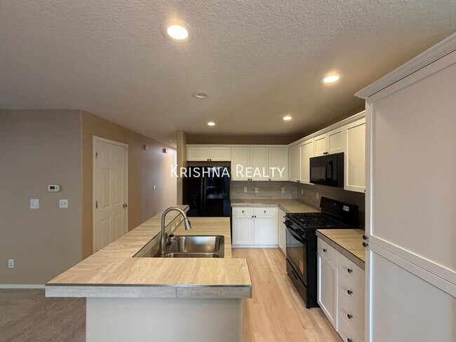 Building Photo - 16729 NW Oak Creek Dr