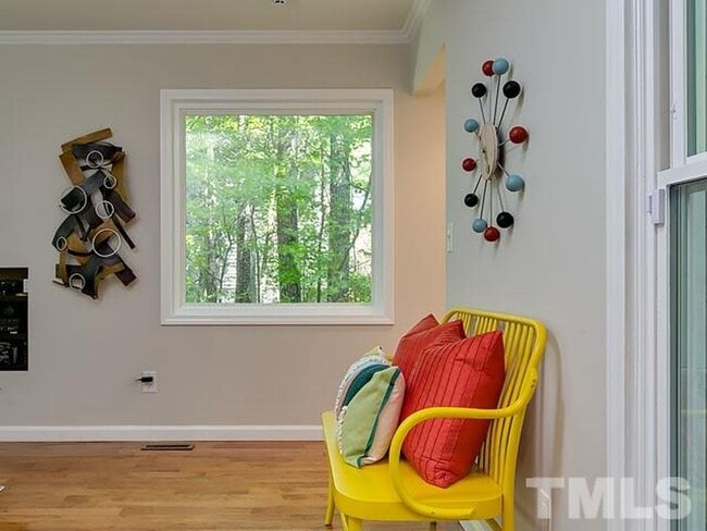 Building Photo - Gorgeous 3 Bedroom Home, Hardwood Floors, ...