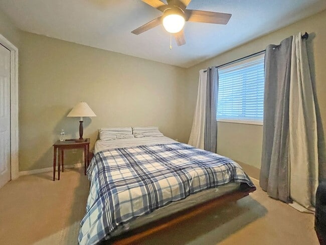 Building Photo - Spacious End Unit Townhome with Fireplace and Vaulted Ceilings is Pet Friendly!