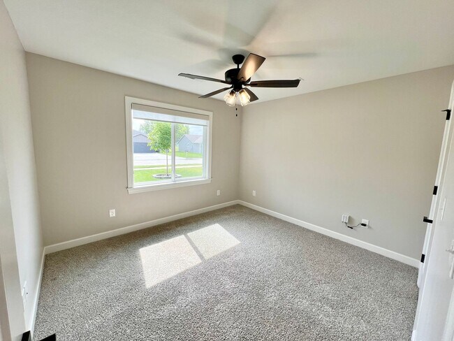 Building Photo - Modern Single-Family Home in Scenic Meadows Neighborhood