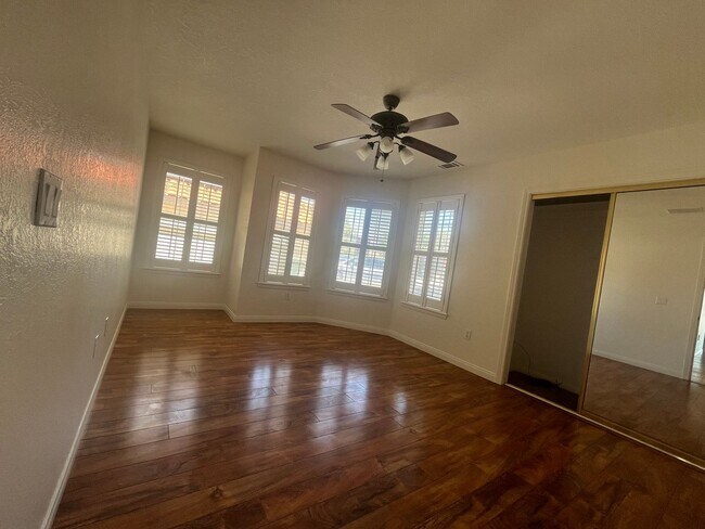 Building Photo - Lake front 3 bed 2 bth home in Helendale!