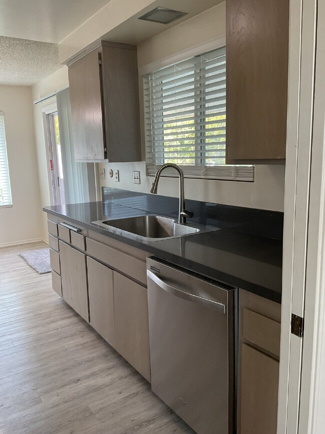 Building Photo - "Charming 2-Bed Oasis in Ventura – Cozy 90...