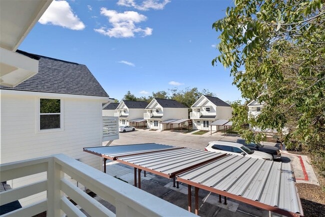 Building Photo - 2002 W 2nd St