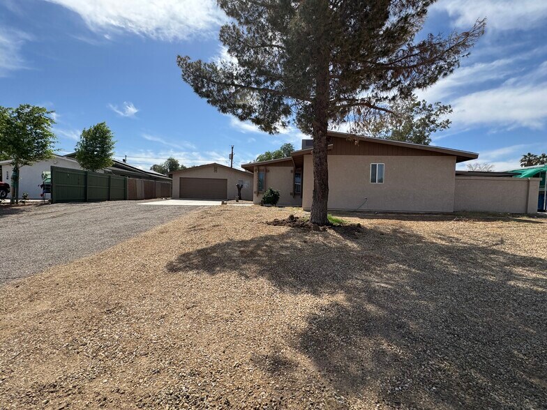 Building Photo - 1122 Avenida de las Estrellas