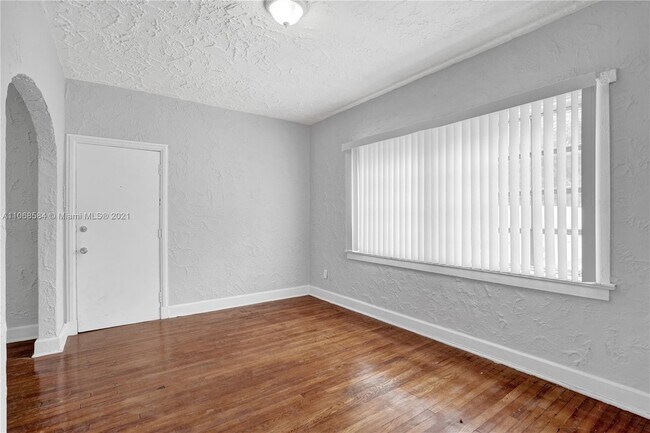 Building Photo - 935 Catalonia Ave