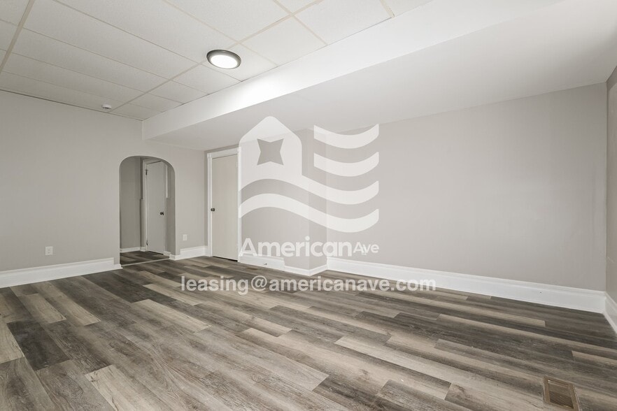 Building Photo - 1009 Woods Run Ave