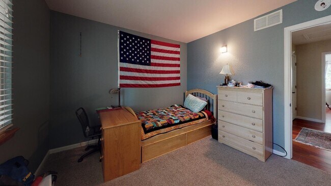 Building Photo - Beautiful sunny home