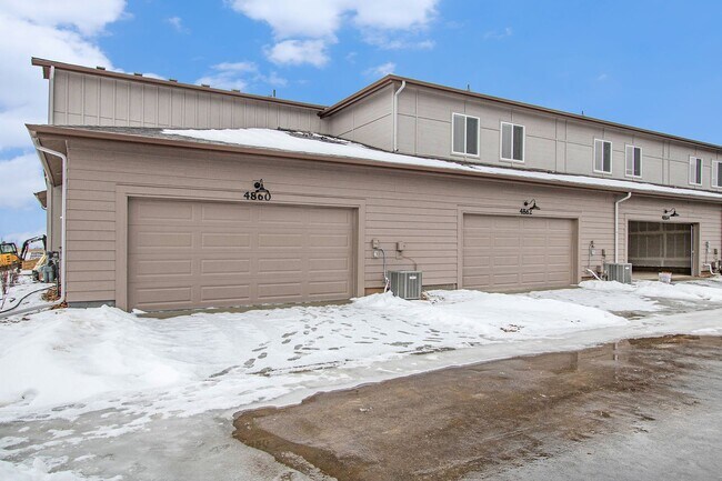 Building Photo - Luxury Rowhouse w/ Over-sized Garage