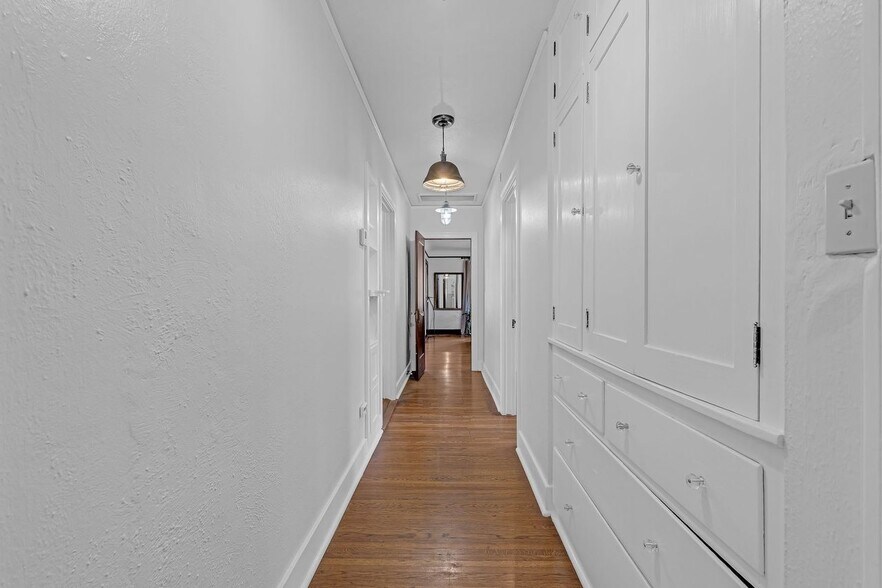 Building Photo - 1053 N Mar Vista Ave