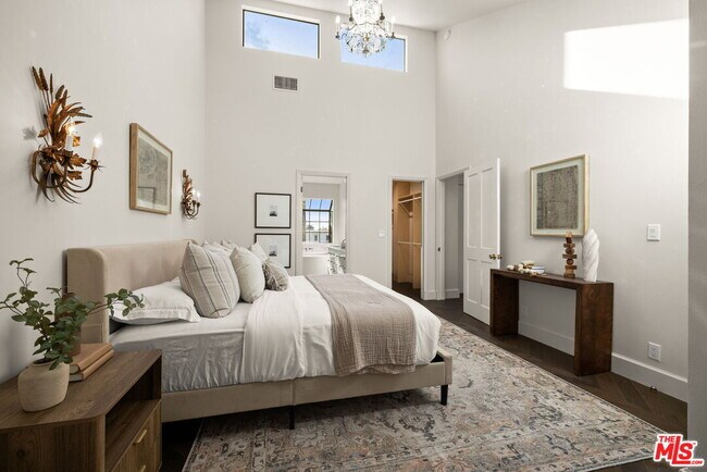 Building Photo - 202 San Vicente Blvd