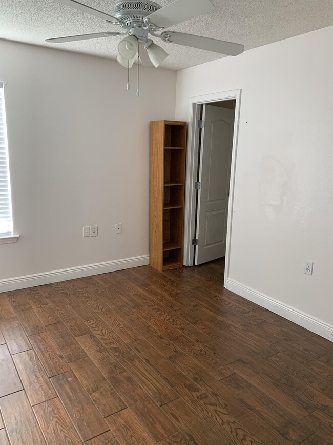 Building Photo - 8949 Camelot Pl