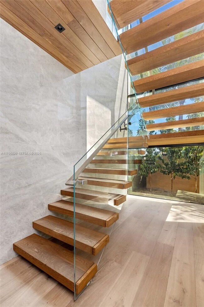 Building Photo - 825 E Dilido Dr