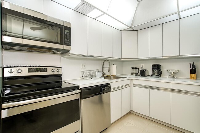 Building Photo - 2030 S Ocean Dr