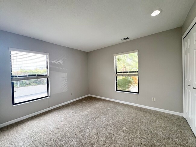 Building Photo - Audubon Park 2/2 Corner Unit Villa with La...