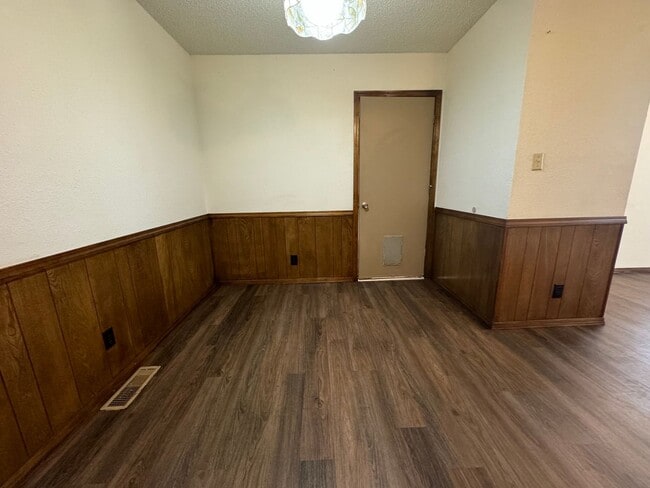 Building Photo - Gorgeous 3 bedroom 2 bathroom duplex