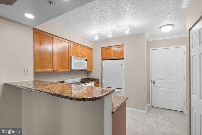 Building Photo - 3101 N Hampton Dr