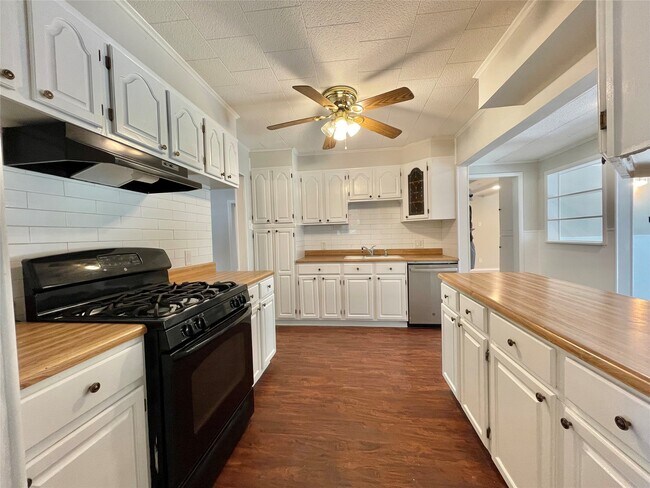 Building Photo - 1112 Southampton Dr