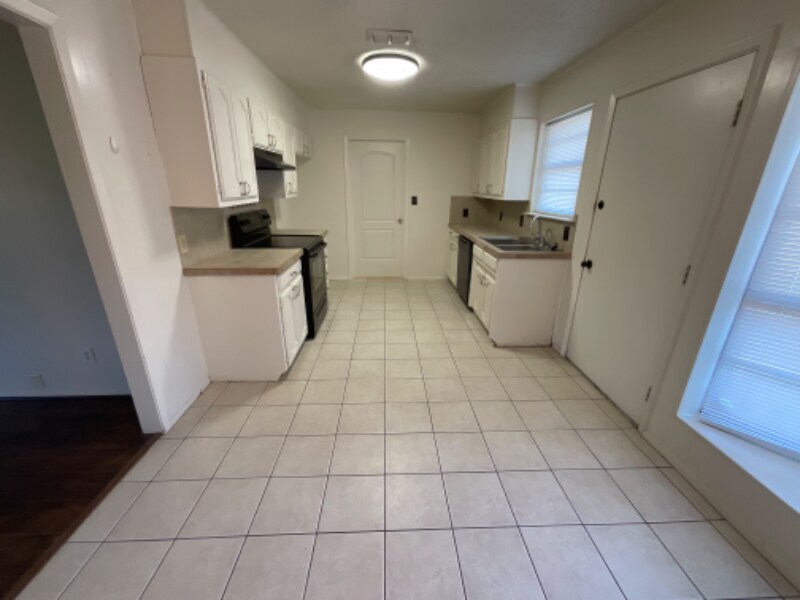 Building Photo - 4715 Catalina Dr