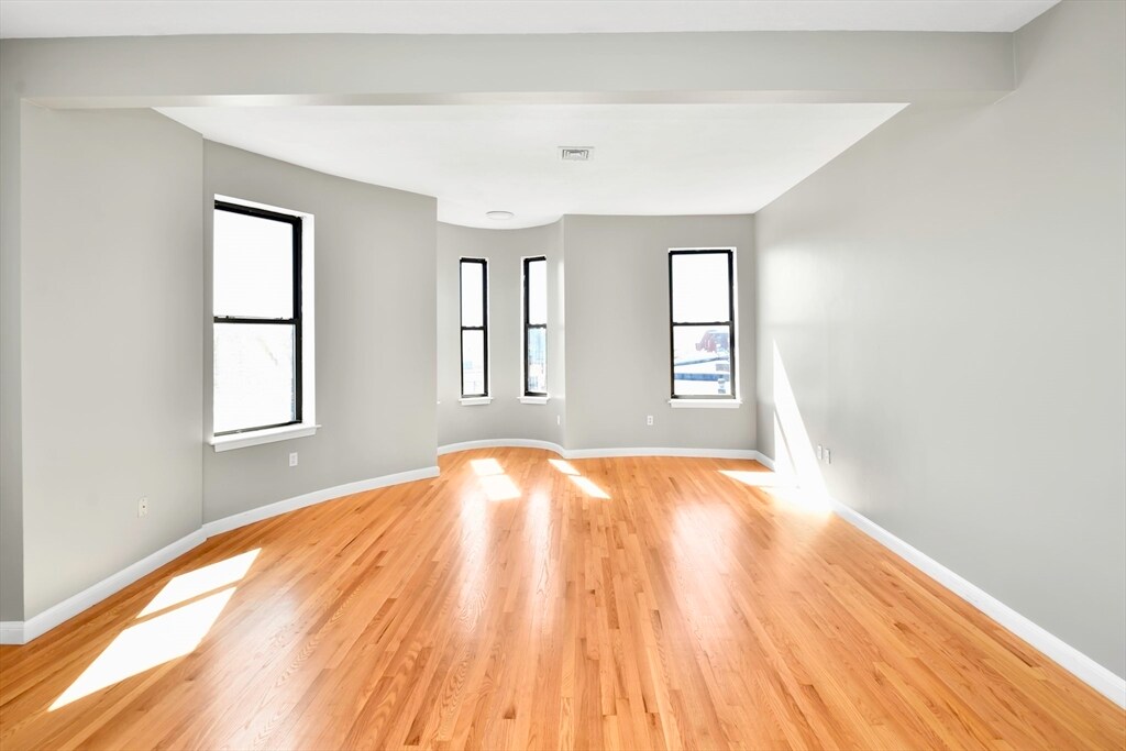Building Photo - 5 Forest St