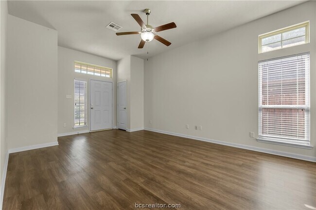 Building Photo - 240 Fieldstone Pl