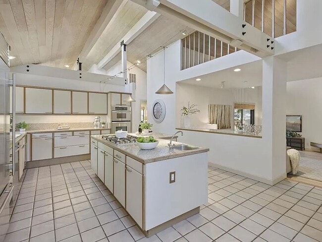 Building Photo - BRIGHT & AIRY HOME IN EXCLUSIVE ENCLAVE SPRAWLING, PRIVATE CULDESAC PROPERTY