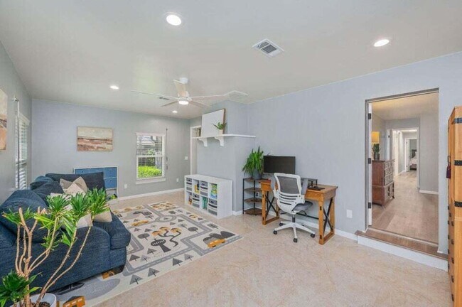 Building Photo - 512 Samana Way