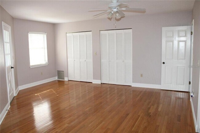 Building Photo - 5828 Oakhurst Dr