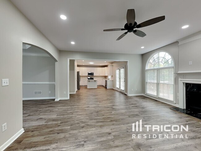Building Photo - 716 Parkside Dr