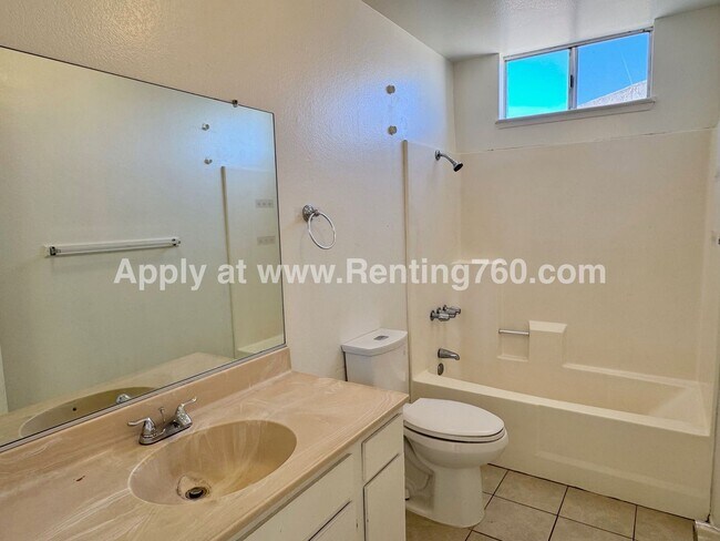 Building Photo - Spacious 2 Bed 1 Bath Home With Indoor Laundry Room