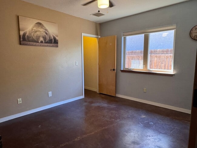 Building Photo - Stylish One-Story FULLY FURNISHED 3Bed, 2B...