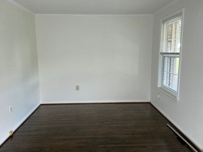 Building Photo - Beautiful 4BR 2.5BA corner lot Colonial wi...