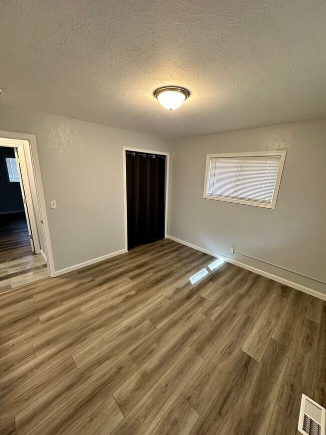 Building Photo - 3 Bedroom 2 Bath Home in Suburbs