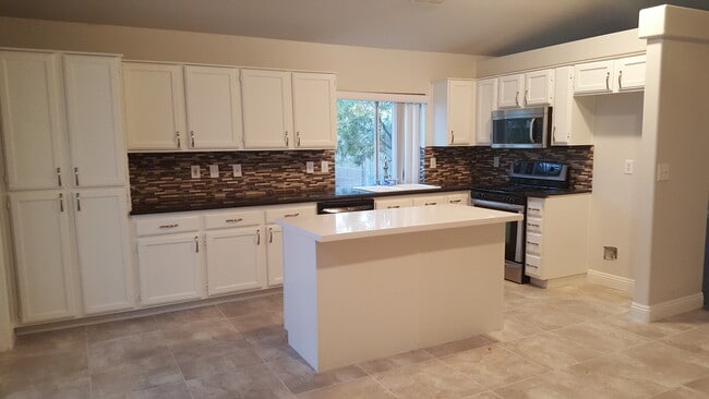 Building Photo - Adorable Home with 3 beds, 2 bath plus a P...