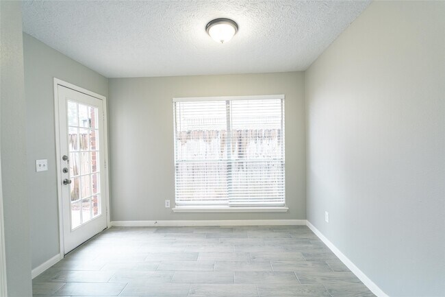 Building Photo - 8926 Sunny Point Dr
