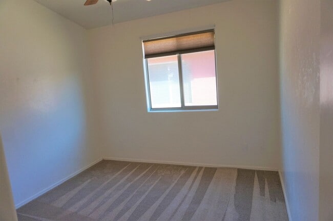 Building Photo - Close to Post