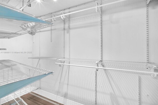 Building Photo - 2000 Bay Dr