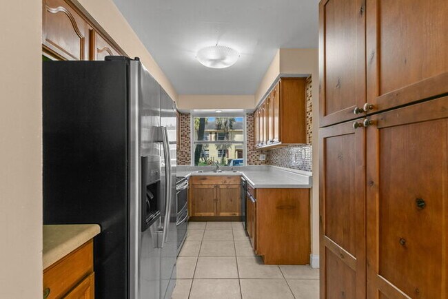 Building Photo - Town Home For Rent in Town 'n' Country!