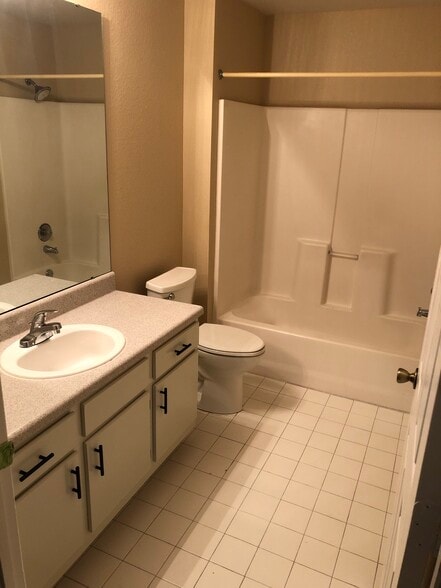 Building Photo - 5475 Vineland Rd