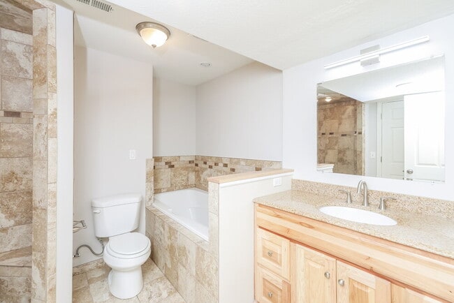 Building Photo - 5060 S Vista Dr
