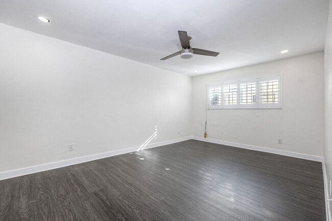 Building Photo - Updated 2-bedroom 2-bath condo in North Park!
