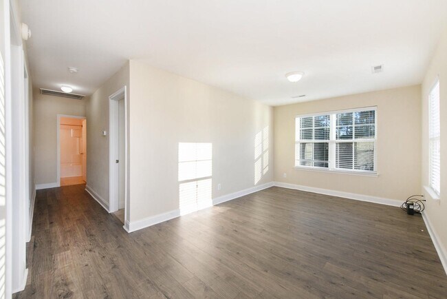 Building Photo - 520 Crossland Dr