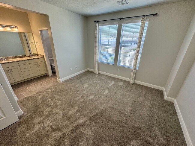 Building Photo - Pet Friendly!! Fresh and Clean!!  Ready to go!