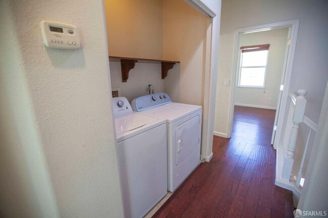 Building Photo - Beautiful updated 3-level, 3BR2.5BA and 2-car garage townhome!