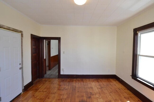 Building Photo - 71 Esther St