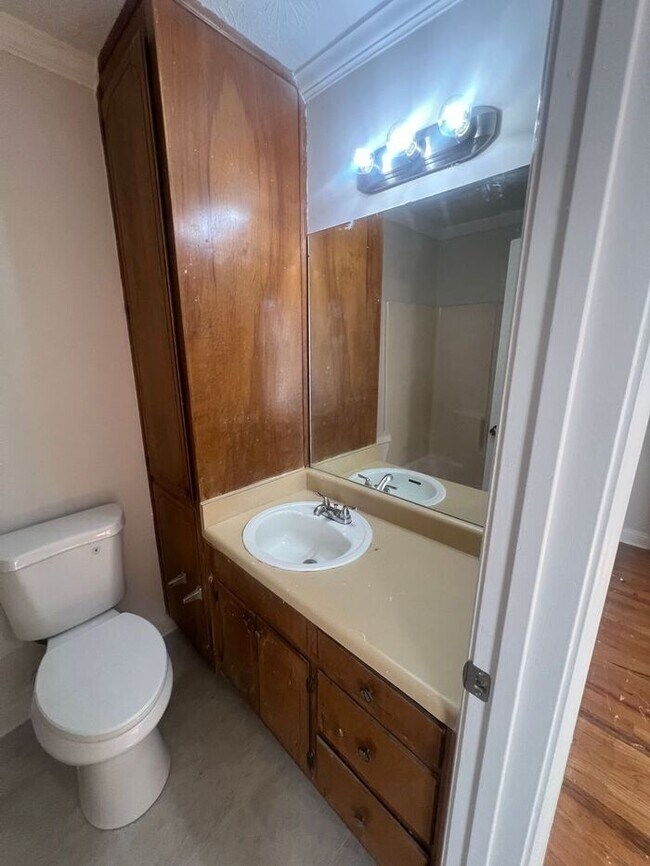 Building Photo - READY NOW!!! 2 bedroom townhouse available in Lawrenceville!