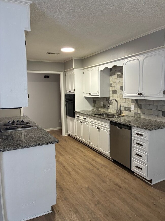 Building Photo - Spacious 4 Bedroom/3 Bath Family Home West End of Searcy