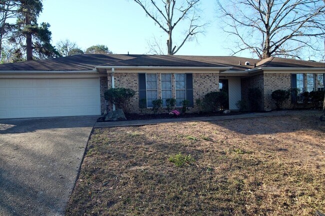 Building Photo - Available Now: Stunning 4-bedroom, 2-bath ...